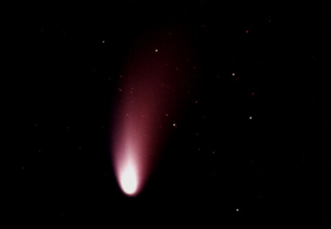Der Komet Hale-Bopp. Guru Applewhite mißbrauchte diese Himmelserscheinung für seine mörderischen Pläne.